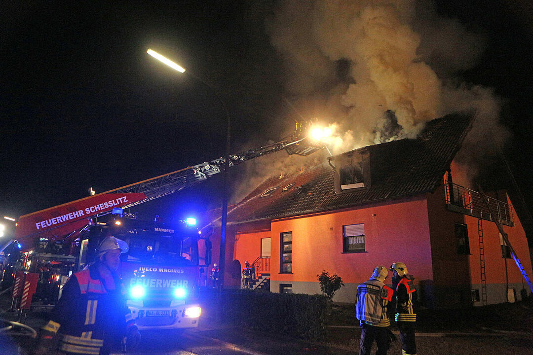 Flammen schlugen aus dem Dachstuhl von Wohnhaus - Feuerwehrmann stuerzt von Drehleiter, zwei weitere Verletzte