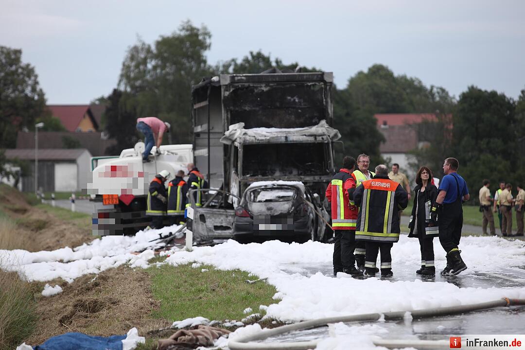 Auto und Lkw fangen nach Frontalzusammenstoss Feuer - Fahrerin stirbt