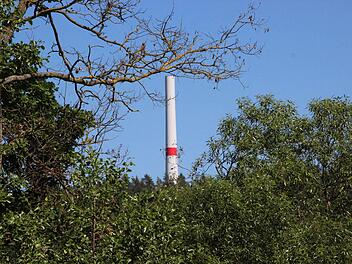 Einer der fünf Türme des Windparks Hain-Ost. Die Anlage ist schon jetzt sehr gut von Hain aus zu sehen und wird noch wesentlich höher.  Foto: Friedwald Schedel