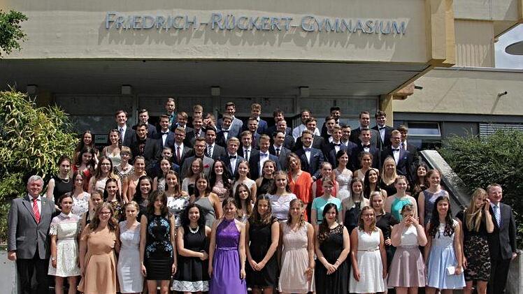 Es ist geschafft, das Abi ist in der Tasche. 81 Abiturienten freuen sich mit dem stellvertretendem Leiter des FRG, Martin Pöhner (rechts) und Bürgermeister Jürgen Hennemann (links). Fotos: Helmut Will