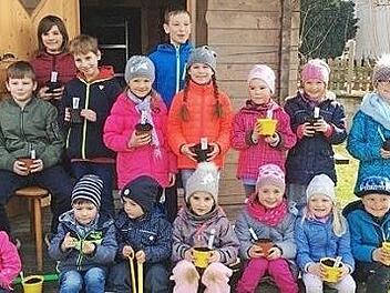 Die "Rosenkinder" mit ihren frisch gepflanzten K&uuml;rbispflanzen Foto: privat