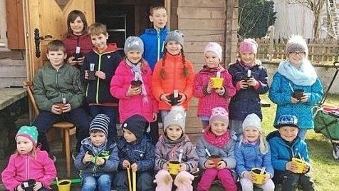 Die "Rosenkinder" mit ihren frisch gepflanzten K&uuml;rbispflanzen Foto: privat