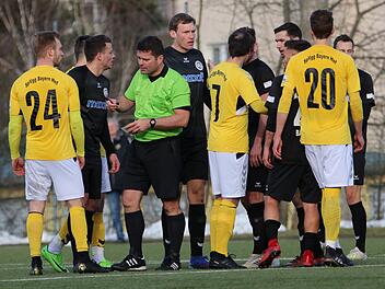 Schiedsrichter Markus Pflaum hatte im Testspiel zwischen Bayern Hof und der SpVgg Bayreuth nach 82 Minuten beim Stand von 2:3 die Nase von ständigen Diskussionen und Disziplinlosigkeiten die Nase voll und pfiff ab. Foto: Thomas Nietner