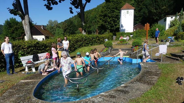 Margot Oschatz führt die Kleinen durch das Kneipp-Becken. Foto: Paul Pöhlmann