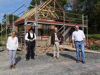 Gruppenbild anlässlich des Richtfestes der Waldberger Schmiede: (von links) Museumsleiterin Ariane Weidlich, Zimmermann Michael  Weber, Landrat Thomas Habermann und Fladungens Bürgermeister Michael  Schnupp. Foto: Marion Eckert