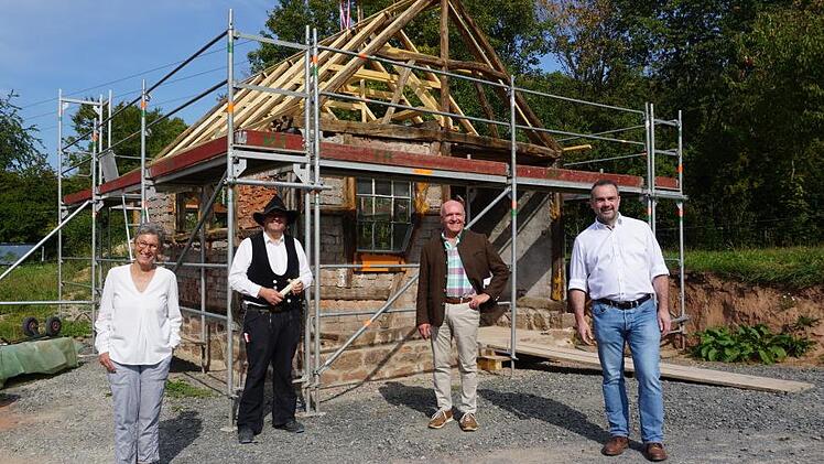 Gruppenbild anlässlich des Richtfestes der Waldberger Schmiede: (von links) Museumsleiterin Ariane Weidlich, Zimmermann Michael  Weber, Landrat Thomas Habermann und Fladungens Bürgermeister Michael  Schnupp. Foto: Marion Eckert