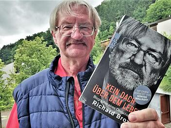 Autor Richard Brox mit seinem 2018 veröffentlichten Sachbuch-Bestseller "Kein Dach über dem Leben".