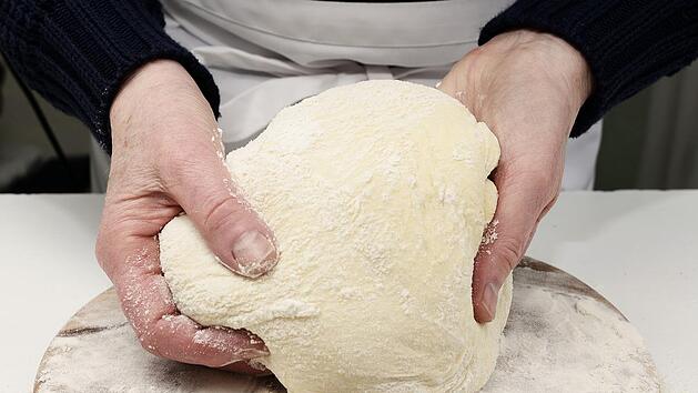 Je gr&uuml;ndlicher der Teig geknetet wird, desto geschmeidiger wird er.