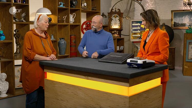 Verk&auml;uferin Anke (links) musste ein Schock verkraften. Horst Lichter und Expertin Wendela Horz litten mit ihr.