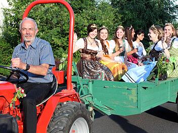 Blitzblank geputzt haben die Winzer ihre alten Weinbergsfahrzeuge, damit die schönen Dirndl der Weinprinzessinnen nicht schmutzig werden. Fotos: Pfannes