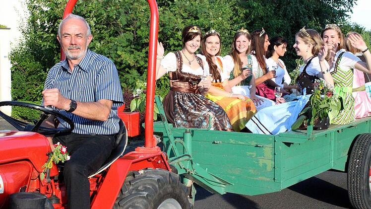 Blitzblank geputzt haben die Winzer ihre alten Weinbergsfahrzeuge, damit die schönen Dirndl der Weinprinzessinnen nicht schmutzig werden. Fotos: Pfannes