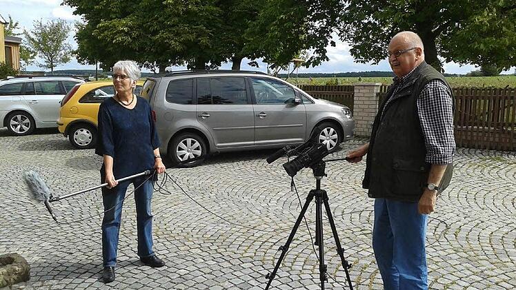 Ulrike Schramm und Werner Schramm bei den Dreharbeiten mit Mikrofon und Kamera Foto: Schramm