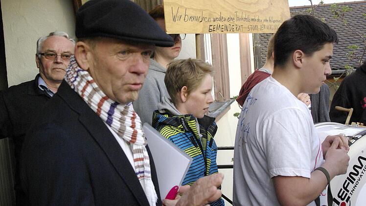 Bürgermeister Karlheinz Kickuth versucht die Menge zu beschwichtigen, hörte sich aber die Bedenken der Bürger an. Foto: Winfried Ehling