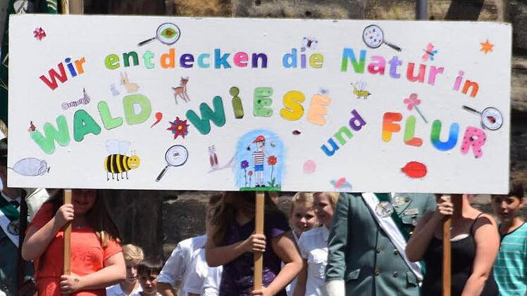 Das Hauptschild mit dem dem Motto des Festzuges 2015 Foto: Ronald Rinklef
