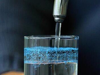 Auf Kunden der Frankenwaldgruppe kommen steigende Wasserpreise zu. Symbolbild: Patrick Seeger/dpa