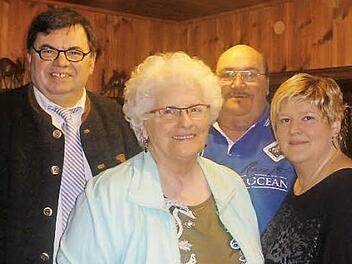 Friedhilde Stark feierte ihren 80. Geburtstag. Das Bild zeigt (von links) Bürgermeister Peter Klinger, Friedhilde Stark, Sohn Lothar Stark und Schwiegertochter Gabriele Stark. Foto: Heike Schülein