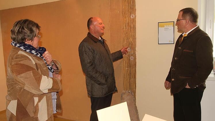 MdB Hartmut Koschyk, wohnhaft im Schloss Goldkronach, interessierte sich natürlich auch die altbewährte Isolierung mit Strohmatten; rechts Malermeister Dieter Gerstenkorn.