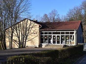 Im Bamberger Stadtteil Wildensorg gibt es ein idyllisch gelegenes Schulhaus, aber nicht genug Kinder, die es mit Leben erfüllen. Foto: Matthias Hoch