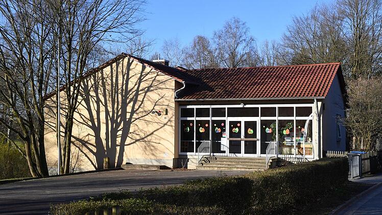 Im Bamberger Stadtteil Wildensorg gibt es ein idyllisch gelegenes Schulhaus, aber nicht genug Kinder, die es mit Leben erfüllen. Foto: Matthias Hoch