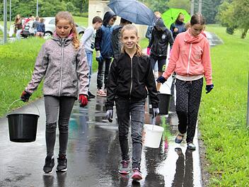 Bewaffnet mit Handschuhen, Eimern und Tüten zogen die Schüler los, um achtlos weggeworfenen Unrat zu beseitigen. Fotos: Julia Raab
