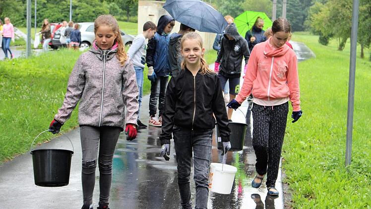 Bewaffnet mit Handschuhen, Eimern und Tüten zogen die Schüler los, um achtlos weggeworfenen Unrat zu beseitigen. Fotos: Julia Raab