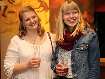 Zwei Bierprinzessinnen starten für Oberfranken: die Bayreutherin Sarah Müller (rechts) und Jana Neubert aus Sonthofen, die demnächst nach Bad Staffelstein zieht und ab Herbst 2018 an der Kulmbacher Berufsschule unterrichtet.Dagmar Besand