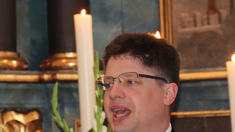Pfarrer Daniel Lischewski begrüßt.