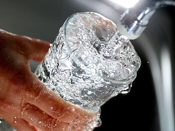 Trinkwasser läuft aus einem Wasserhahn in ein Glas. Foto: Oliver Berg/dpa