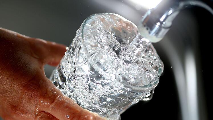Trinkwasser läuft aus einem Wasserhahn in ein Glas. Foto: Oliver Berg/dpa