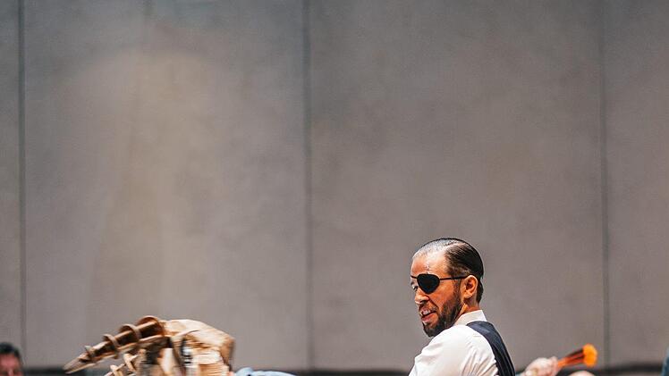 In der Neuinszenierung und im Bühnenbild von Alexander Müller-Elmau feiert die Oper "Carmen" von Georges Bizet" ihre Premiere am Landestheater Coburg.Foto: Sebastian Buff