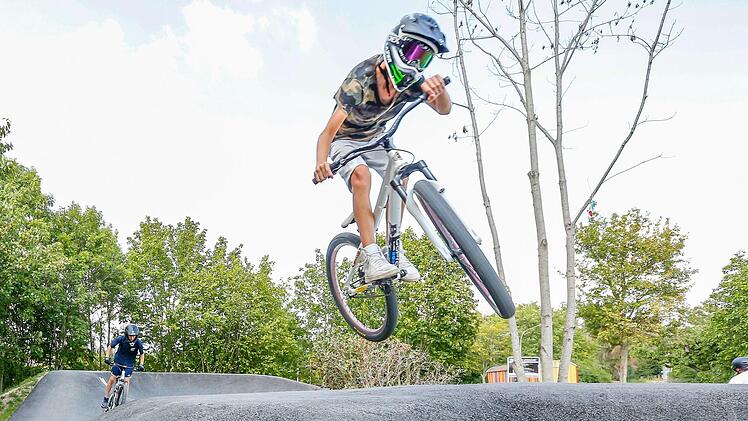 Julian (vorne) und Ramon zeigen, wie es geht. Foto: Matthias Hoch