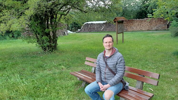Dieses Foto gehört zu den Klassikern, wirkt aber eher langweilig: Eine Person sitzt auf einer Bank. Foto: Kerstin Junker