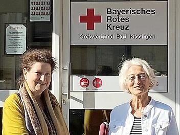Kreisgeschäftsführerin Margit Schmaus (links) verabschiedet Monika Geis in den Ruhestand.