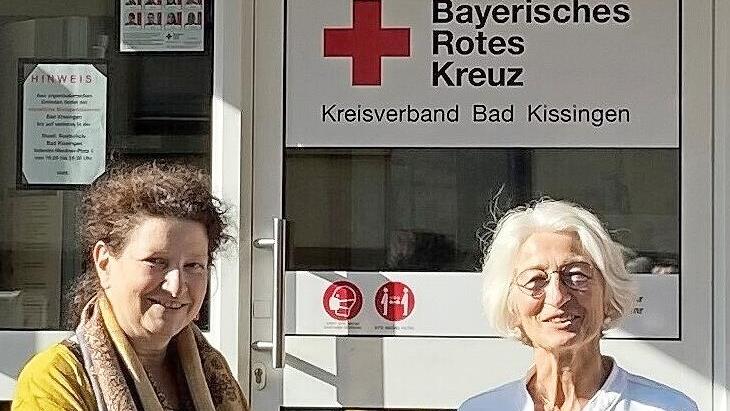 Kreisgeschäftsführerin Margit Schmaus (links) verabschiedet Monika Geis in den Ruhestand.