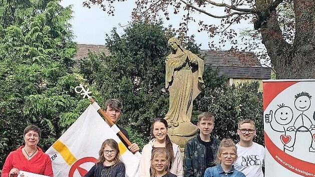 Die Ministranten sammelten 1615,50 Euro f&uuml;r ukrainische Fl&uuml;chtlinge und &uuml;bergaben w&auml;hrend einer Gruppenstunde einen symbolischen Spendenscheck an die Caritas .