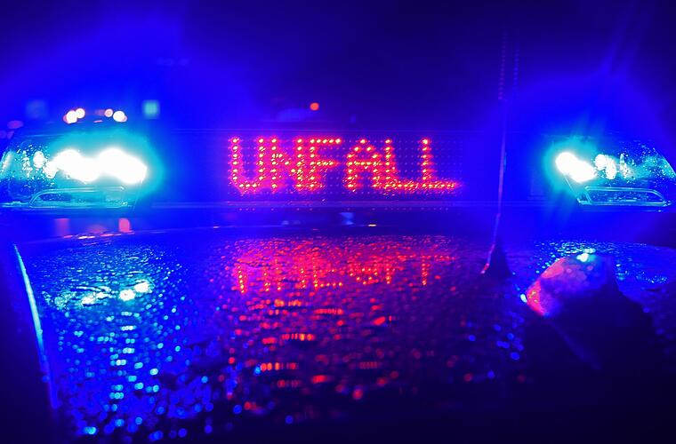 Glätte-Unfall in Bamberg: 19-jähriger Autofahrer kollidiert mit Baum