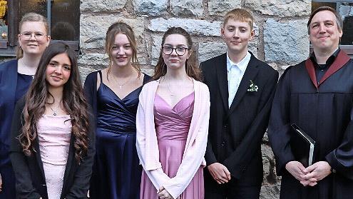 Die Konfirmanden zusammen mit Dekanats-Jugendreferent Tim Herzog (rechts).