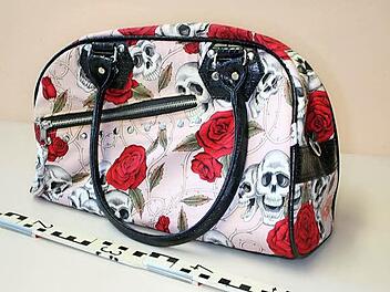 Diese Tasche sorgte am Bahnhof in Bamberg für Wirbel. Foto: Polizei