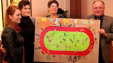 Einige Mitglieder der Damengymnastikgruppe überreichten Lorenz Galster ein Bild.