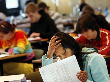 Abiturienten bei der Abschlussprüfung. Mittlerweile haben sich die Schüler an die Anforderung des G8 gewöhnt.  Foto: dpa