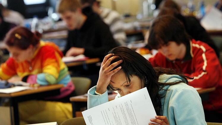 Abiturienten bei der Abschlussprüfung. Mittlerweile haben sich die Schüler an die Anforderung des G8 gewöhnt.  Foto: dpa