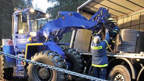 Mit einem THW-Radlader wurden die Stahlrollen entladen. Foto: Friedwald Schedel