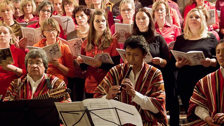 Gemeinsam mit der peruanischen Instrumentalgruppe "Indoamerika Perumanta" führte der Chor "Unerhört" Musik von Ariel Ramirez in der Coburger Heilig-Kreuz-Kirche auf.Foto: Jochen Berger