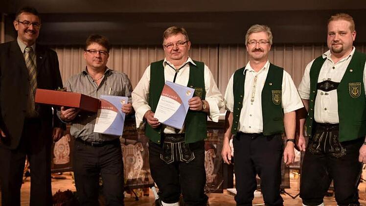 Peter Detsch (links) ehrte zusammen mit dem Zweiten Vorsitzenden Markus Geuß (rechts) Andreas Schmitt, Dirigent Klaus Rambacher und Vorsitzenden Norbert Döll (von links) für ihren großen Einsatz für die Blaskapelle Hofstetten.