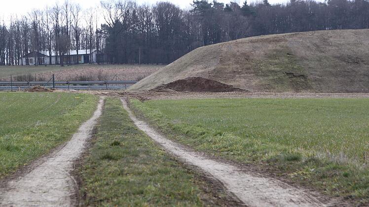 Der Lärmschutzwall - im Hintergrund das Schützenhaus am Wolfsanger. Foto: Matthias Einwag