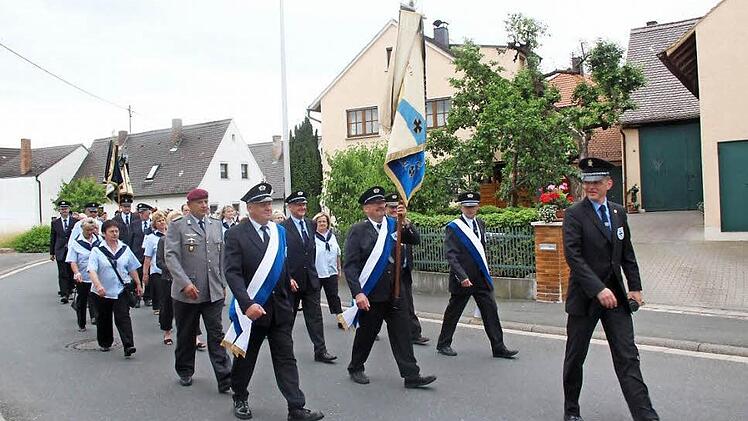 2012 wurde nach einem Festzug die 50 Jahre alte Fahne gesegnet. Foto: Johanna Blum