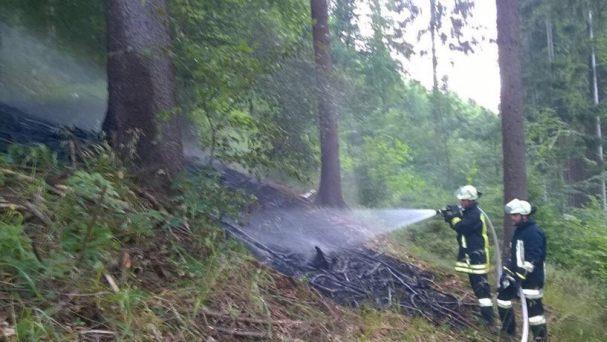 Im Landkreis Kronach ist es am Freitagabend zu einem Waldbrand gekommen. Ein Jogger hatte das Feuer entdeckt und so Schlimmeres verhindert. Foto: Feuerwehr Kronach