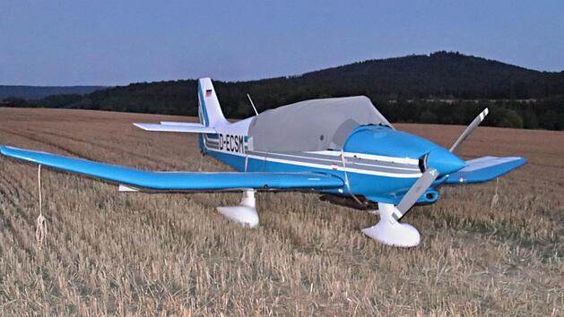 Unbeschadet konnte diese einmotorige "Jodel" auf einem Feld zwischen Brünn und Neues landen. Im Hintergrund ist die Ruine Raueneck zu sehen.  Foto: Helmut Will