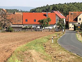 Auf diesem Areal am südwestlichen Ortsrand von Jungenhofen sind vier Bauplätze geplant. Foto: Andreas Dorsch