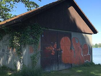 Lediglich die "Seeseite" wurde nicht beschmiert. Der Schaden geht in die Tausende.  Fotos: Michael Busch